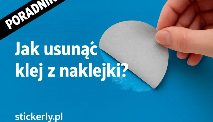 Poradnik: Jak usunąć klej po naklejce z plastiku? Dłoń odkleja szary kawałek naklejki, odsłaniając lepki ślad.