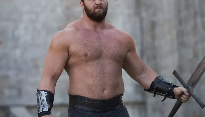Góra z mieczem, jak Gregor Clegane z "Gry o tron", gotowy do walki. Jego potężna sylwetka i groźna mina budzą respekt, a wszystko to przy akompaniamencie epickiej muzyki.