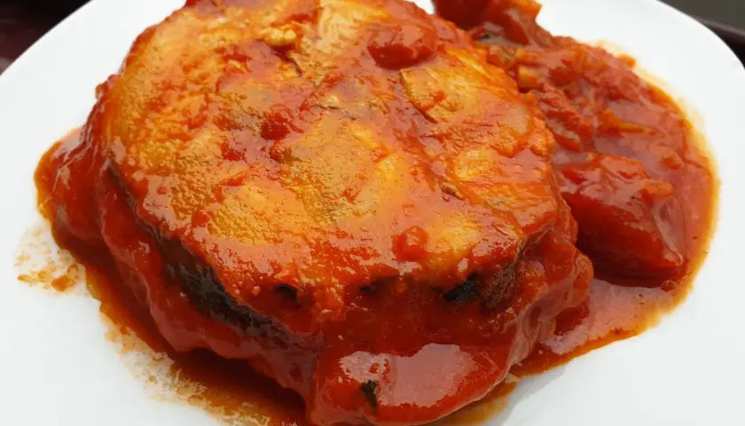 Bonito con tomate, un plato casero que evoca la receta de la abuela. Sabor tradicional en cada bocado.