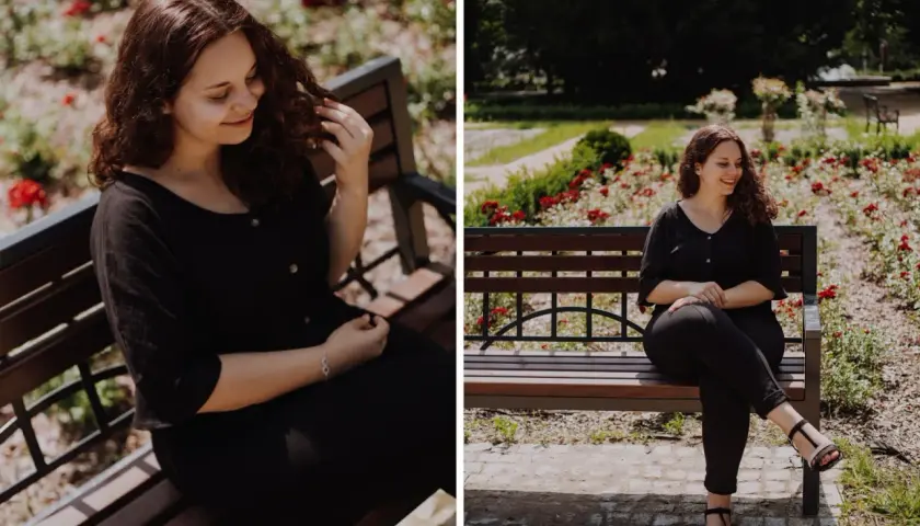 Uśmiechnięta kobieta plus size na sesji kobiecej w parku, siedzi na ławce wśród czerwonych róż.