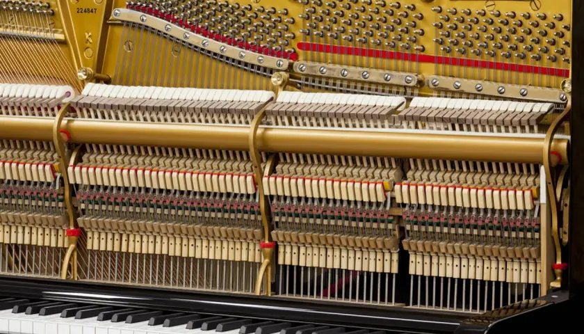 Mechanizm pianina Steinway z widocznymi młoteczkami, strunami i klawiaturą. To jest co to jest pianino.