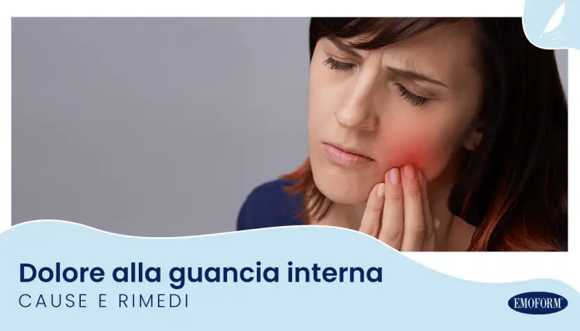 Donna con dolore alla guancia interna, evidenziata in rosso. Causa e rimedi per il fastidio.