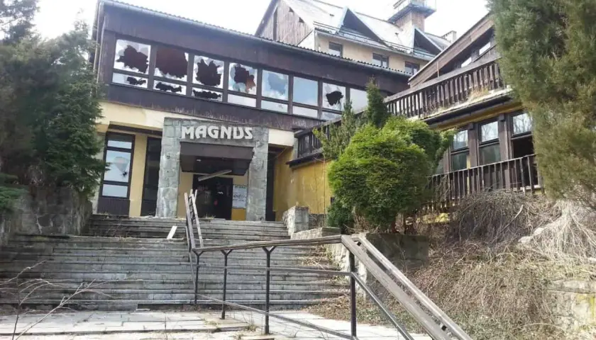 Opuszczony hotel "Magnus" z wybitymi oknami, idealne miejsce na urbex.