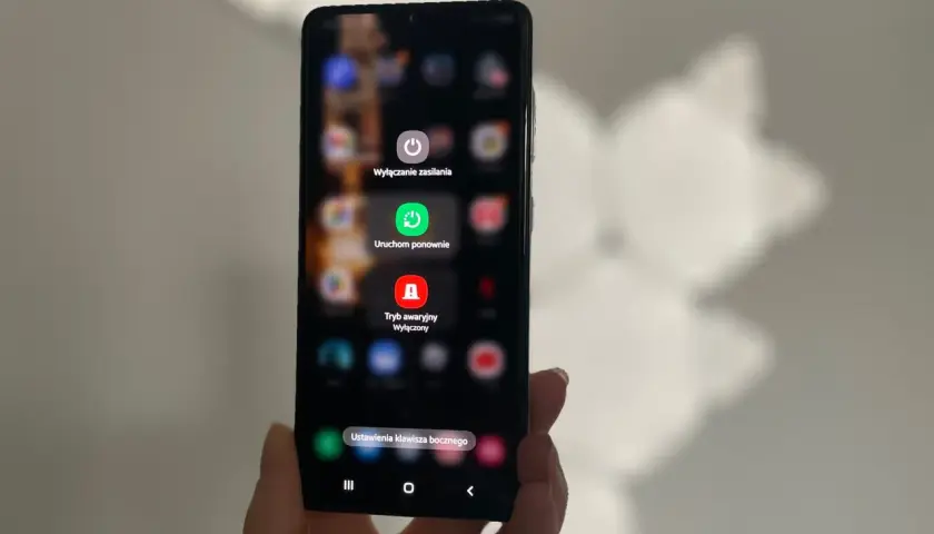 Chcesz wiedzieć, jak przyspieszyć telefon Samsung? Na ekranie widzisz menu z opcjami wyłączenia, ponownego uruchomienia i trybu awaryjnego.