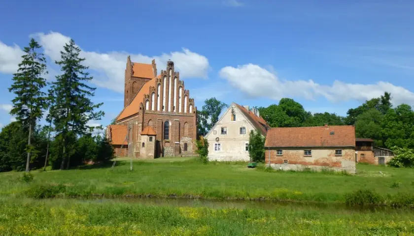 Idyllische Landschaft mit Kirche und Bauernhaus, Heimat der Familie von der Groeben.
