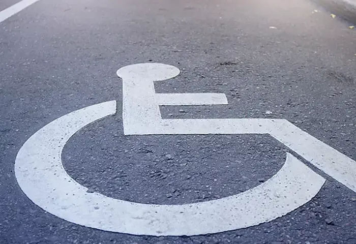 Czy miejsca parkingowe dla niepełnosprawnych są płatne? Sprawdź zasady.