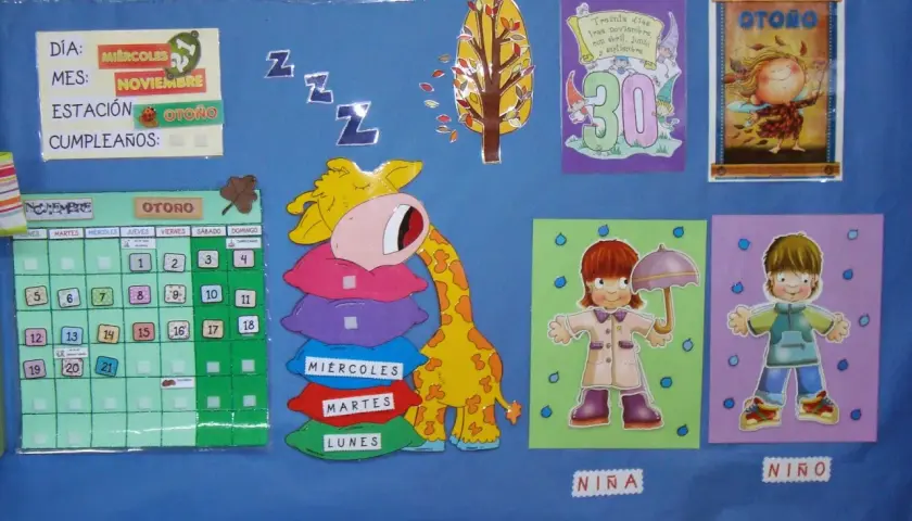 Pizarra con carteles de asamblea infantil para imprimir: calendario de noviembre, jirafa durmiendo, niños con paraguas y un árbol de otoño.