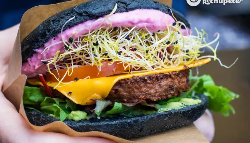Deliciosa hamburguesa vegetal con pan negro, queso fundido, aguacate, tomate, brotes y una cremosa salsa rosa. ¡Una explosión de sabor!