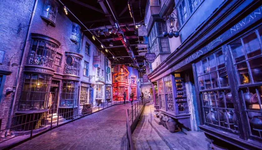 Magiczna uliczka z muzeum Harry'ego Pottera, pełna sklepów jak Ollivanders i apteka.