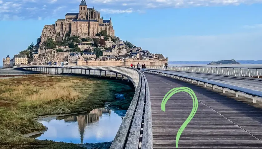 Majestätisches schloss im meer Frankreich, Mont Saint-Michel, mit einer Brücke, die zum Eingang führt.