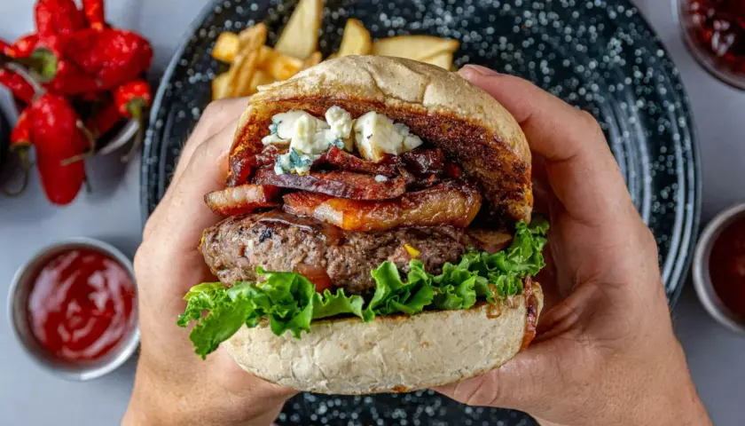 Jak przyprawić wołowinę na burgery? Sekret soczystości i smaku