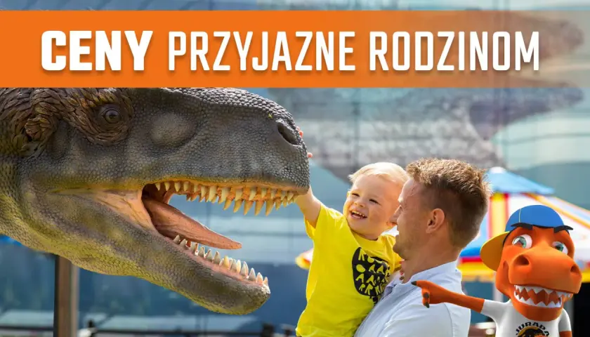 Ojciec z dzieckiem i dinozaurem, z napisem "CENY PRZYJAZNE RODZINOM".