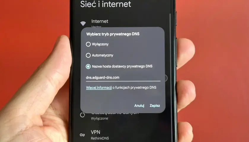 Konfiguracja prywatnego DNS na Androidzie, używając adguard-dns.com. Blokuje reklamy w Chrome.