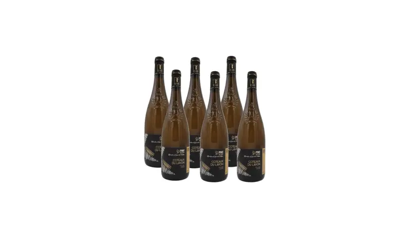 Six bouteilles de vin blanc Coteaux du Layon, prêtes à être dégustées.