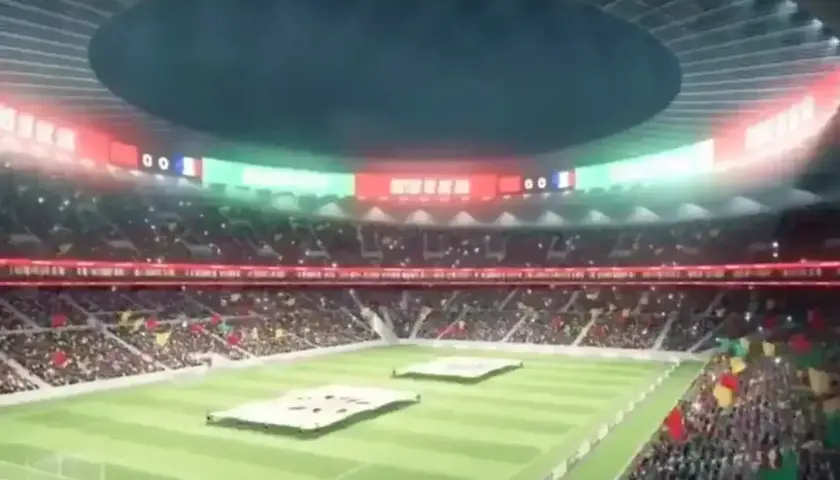 Widok na trybuny wypełnione kibicami na największym stadionie na świecie. Na murawie rozłożone są dwa białe transparenty.