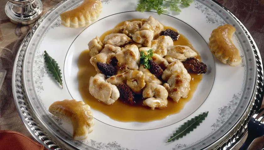 Sauté de veau aux champignons, morilles et feuilletés. Quel vin avec ce plat ? Un blanc sec ou un rouge léger serait parfait.