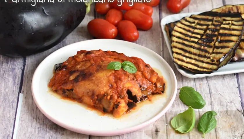 Parmigiana di melanzane grigliate, una ricetta leggera e gustosa. Melanzane grigliate alternate a sugo e basilico, un piatto sano e saporito.