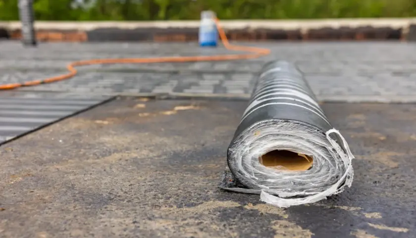 Rolka papy na dachu. Zastanawiasz się, gdzie wyrzucić starą papę? Ten materiał budowlany wymaga specjalnej utylizacji.