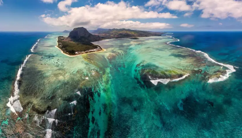Iluzja podwodnego wodospadu na Mauritiusie, gdzie piasek i osady spływają w głąb oceanu, tworząc spektakularny widok.