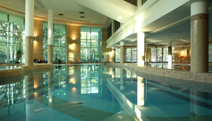 Basen w hotelu Havet Resort & Spa, z dużymi oknami i widokiem na zieleń. Idealne miejsce na relaks, zgodnie z wieloma pozytywnymi havet hotel resort & spa opinie.