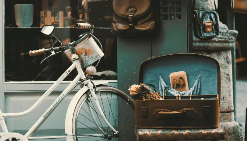 Stare zdjęcia vintage, rower i walizka pełna wspomnień.