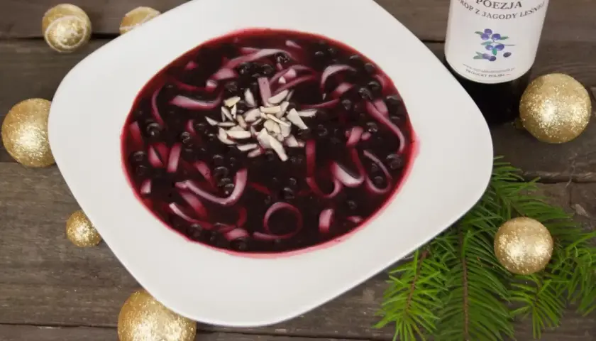 Zupa jagodowa z kluskami! Jak przygotować pyszny letni przysmak?