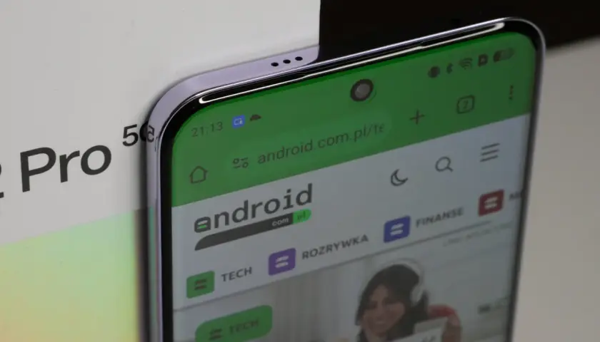 Telefon z ekranem wyświetla stronę android.com.pl/te. Obok widać pudełko z napisem "Pro 5G". Czy to oznacza, że lte+ to już przeszłość?