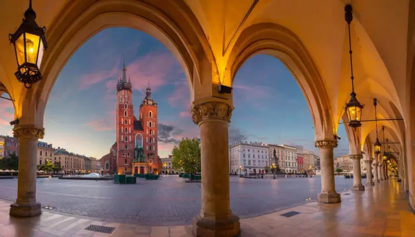Krakowski Rynek Główny o zmierzchu, z Sukiennicami i Kościołem Mariackim w tle. Jedno z najpiękniejszych miejsc w Polsce.