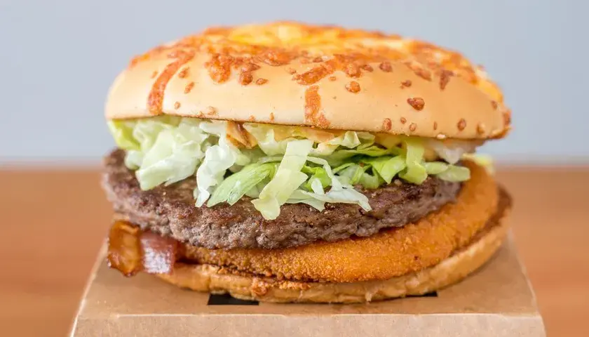 Ile kalorii ma burger drwala? Zaskakujące wartości odżywcze!