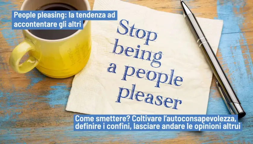 Tazza gialla, tovagliolo con scritto "Stop being a people pleaser" e penna. Psicologia: smettere di essere troppo disponibili.