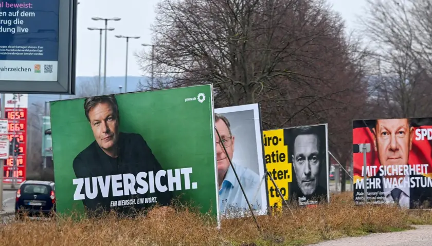 CDU Wahlplakate und andere Parteien werben um Stimmen. Ein grünes Plakat zeigt "Zuversicht", ein SPD-Plakat "Mehr Wachstum".