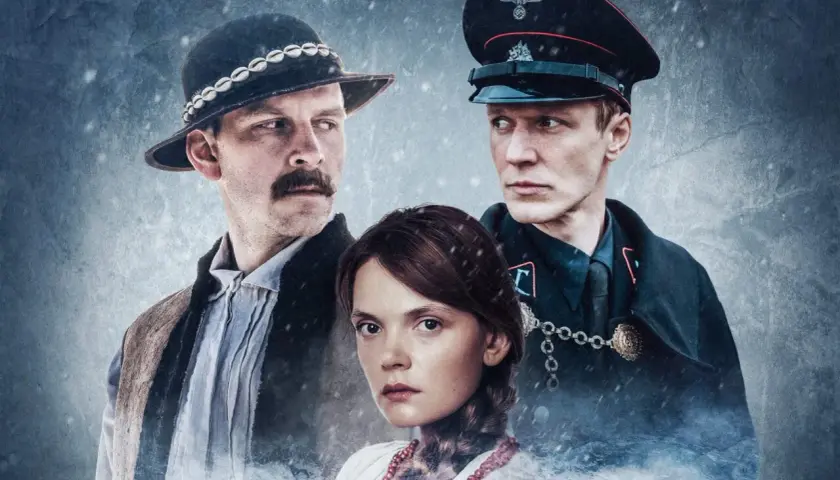 Trzech bohaterów, w tym mężczyzna w góralskim kapeluszu i żołnierz w mundurze, w kadrze filmu "Biała odwaga".