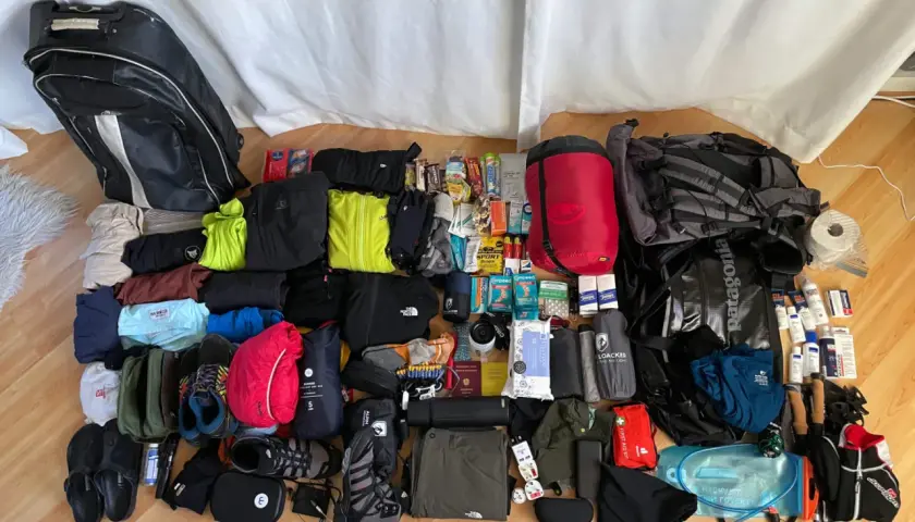 Umfangreiche Packliste Kilimanjaro: Kleidung, Schlafsack, Rucksäcke, Schuhe, Erste-Hilfe-Set, Snacks und Hygieneartikel für die Bergtour.