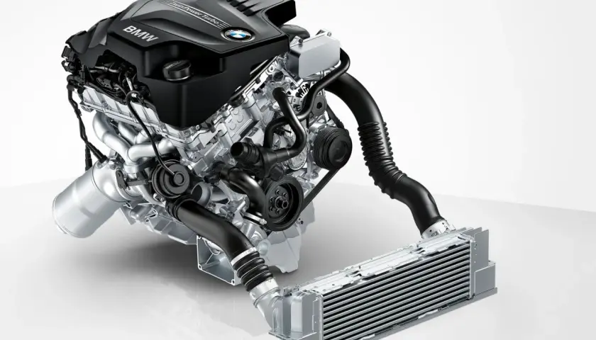 Silnik BMW TwinPower Turbo, model n20, z elementami układu dolotowego i intercoolerem.