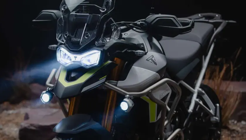 I fanali moto di questa Triumph Tiger 900 illuminano la strada, pronti per l'avventura.