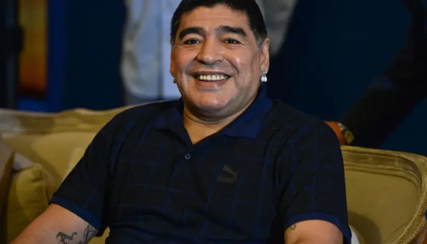 Uśmiechnięty Diego Maradona, którego karierę przerwała choroba. Na co zmarł, wciąż budzi dyskusje.
