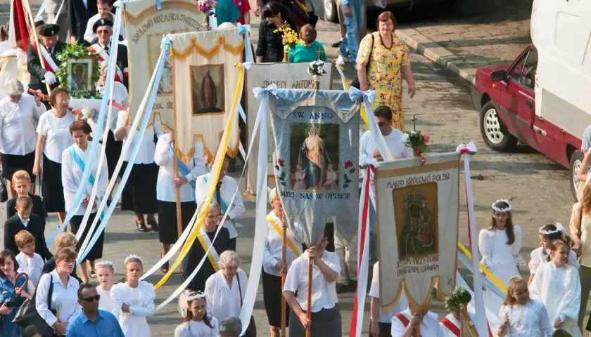 Procesja z chorągwiami. Czy Boże Ciało jest dniem wolnym od pracy? Tak, to święto kościelne, wolne od pracy.