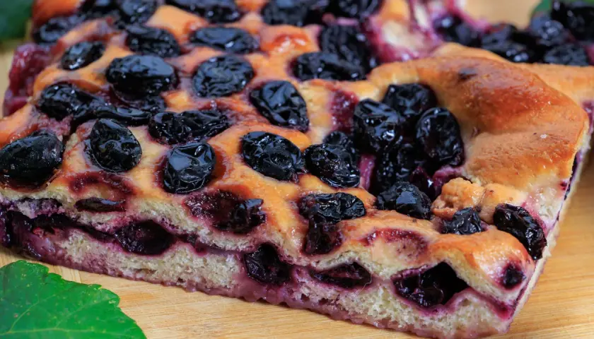 Schiacciata con l'uva, soffice e dorata, con uva succosa che crea un contrasto delizioso. Perfetta per una pausa golosa.