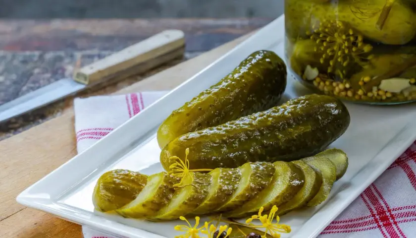 Kto nie może jeść ogórków kiszonych? Sprawdź, czy to ty!