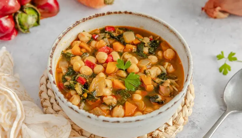 Un reconfortante potaje de garbanzos con verduras, listo para disfrutar.