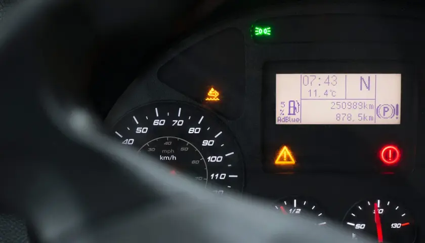 Na wyświetlaczu widać wskaźnik AdBlue, który pokazuje aktualny poziom płynu. Obok widoczny jest dystans 878,5 km, co pozwala oszacować zużycie AdBlue na 100km.