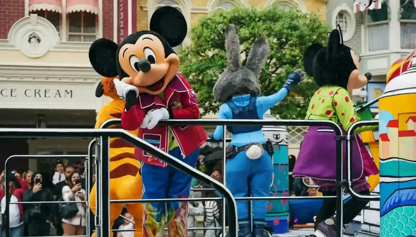 Mickey Mouse et d'autres personnages Disney sur un char de parade à Disneyland Paris.