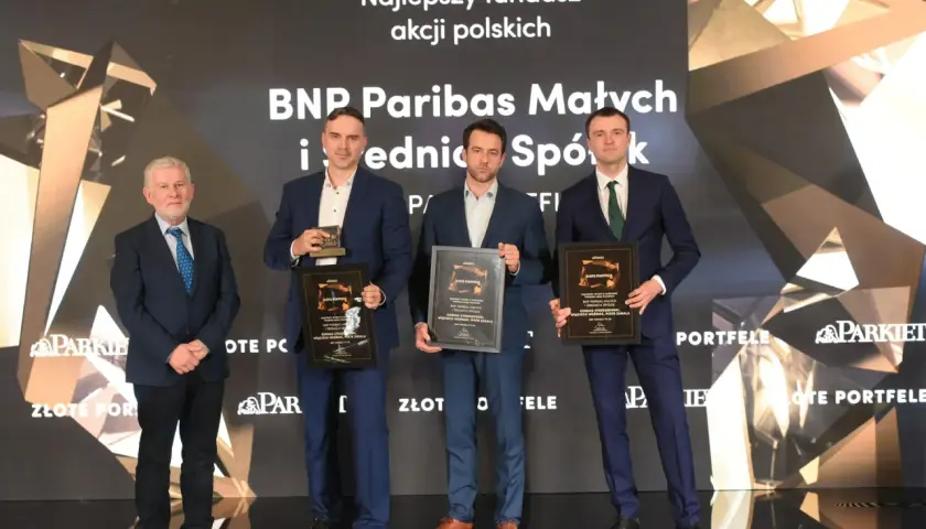 Trzech mężczyzn odbiera nagrody za fundusz BNP Paribas Małych i Średnich Spółek.