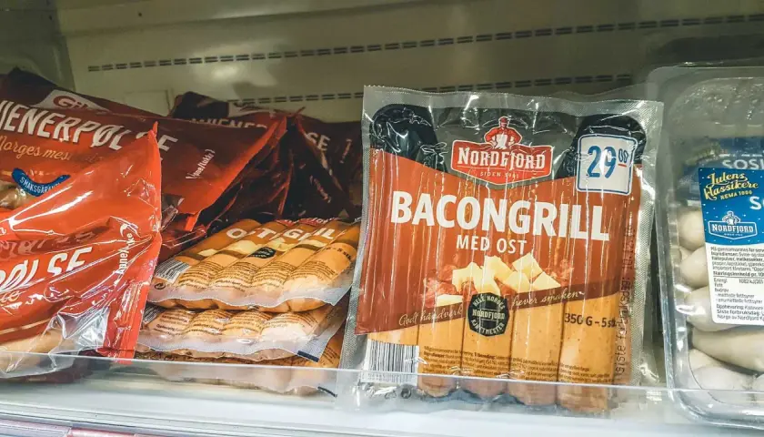 Tanie jedzenie w Norwegii: paczka kiełbasek bacongrill med ost za 29 koron. Idealne na grilla!