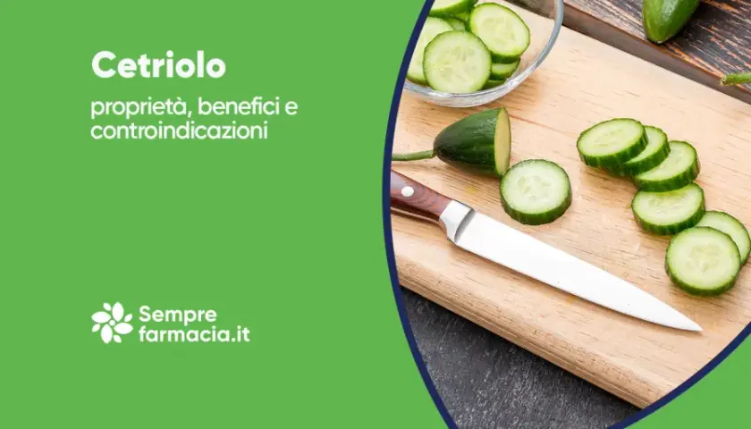 Cetriolo: scopri le sue proprietà benefiche e come usarlo in cucina. Fresche fette su tagliere con coltello.