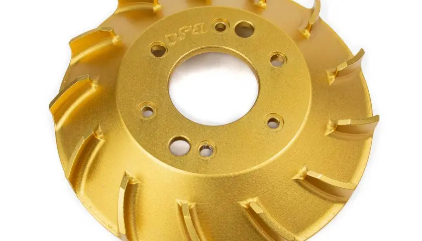 Ventola dorata in alluminio anodizzato, con logo "DSG". Il suo significato è resistenza e finitura estetica di pregio.