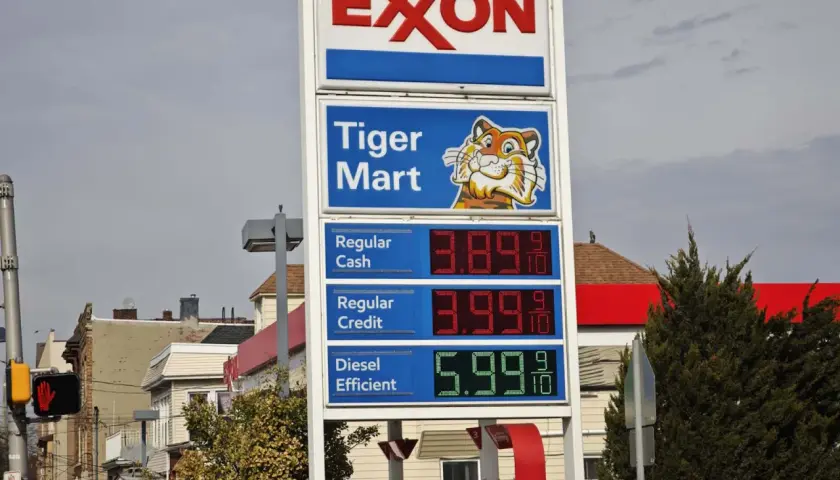 Cena za galon benzyny w Stanach Zjednoczonych: Regular Cash kosztuje 3.89, Regular Credit 3.99, a Diesel Efficient 5.99.