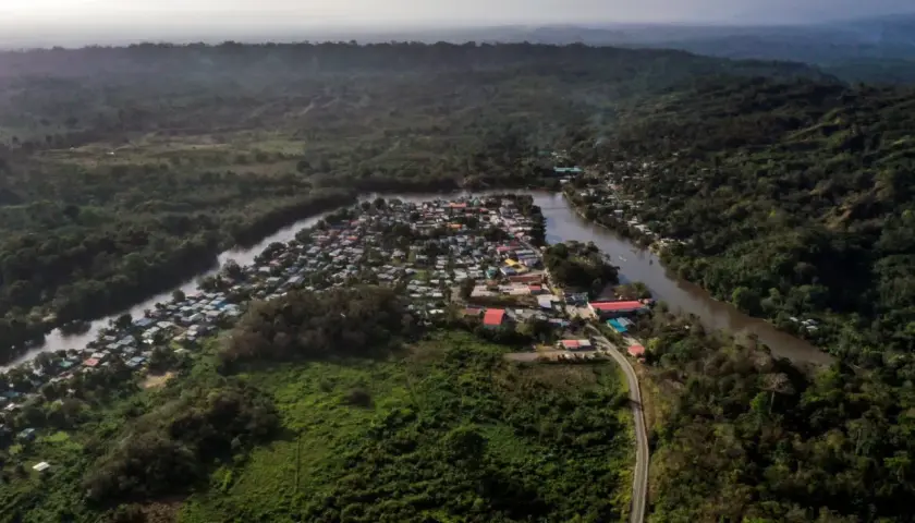Osada nad rzeką w gęstej dżungli, część szlaku przez Darien Gap.