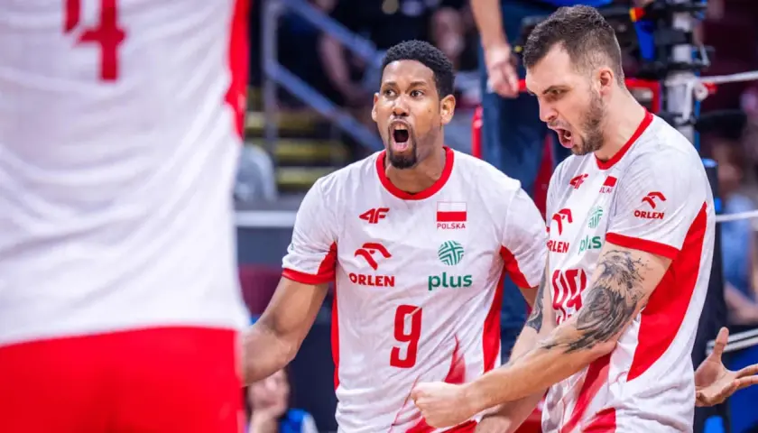 Siatkarze Polska vs Włochy. Emocje na boisku, zawodnicy w biało-czerwonych strojach z orłem.