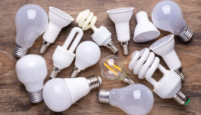 Variedad de bombillas LED y CFL, mostrando la equivalencia potencia led y normal para un hogar eficiente.